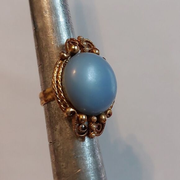 Lovely Vtg Victorian Style Large Blue Cabochon and Faux Pearl Ornate Ring Sz  8 - Picture 2 of 6